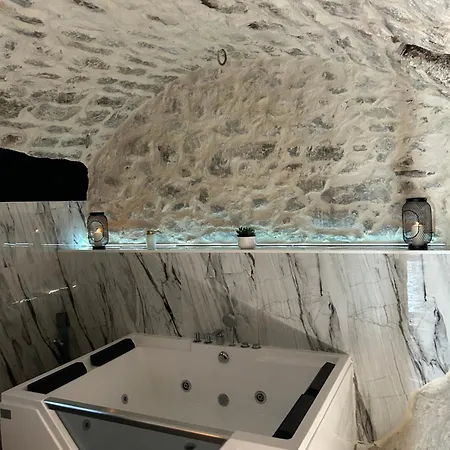 Avec Jacuzzi Apartment *